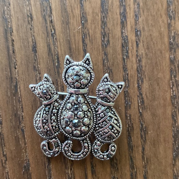 Jewelry - Vintage Cat and Kittens brooch Silver Tone